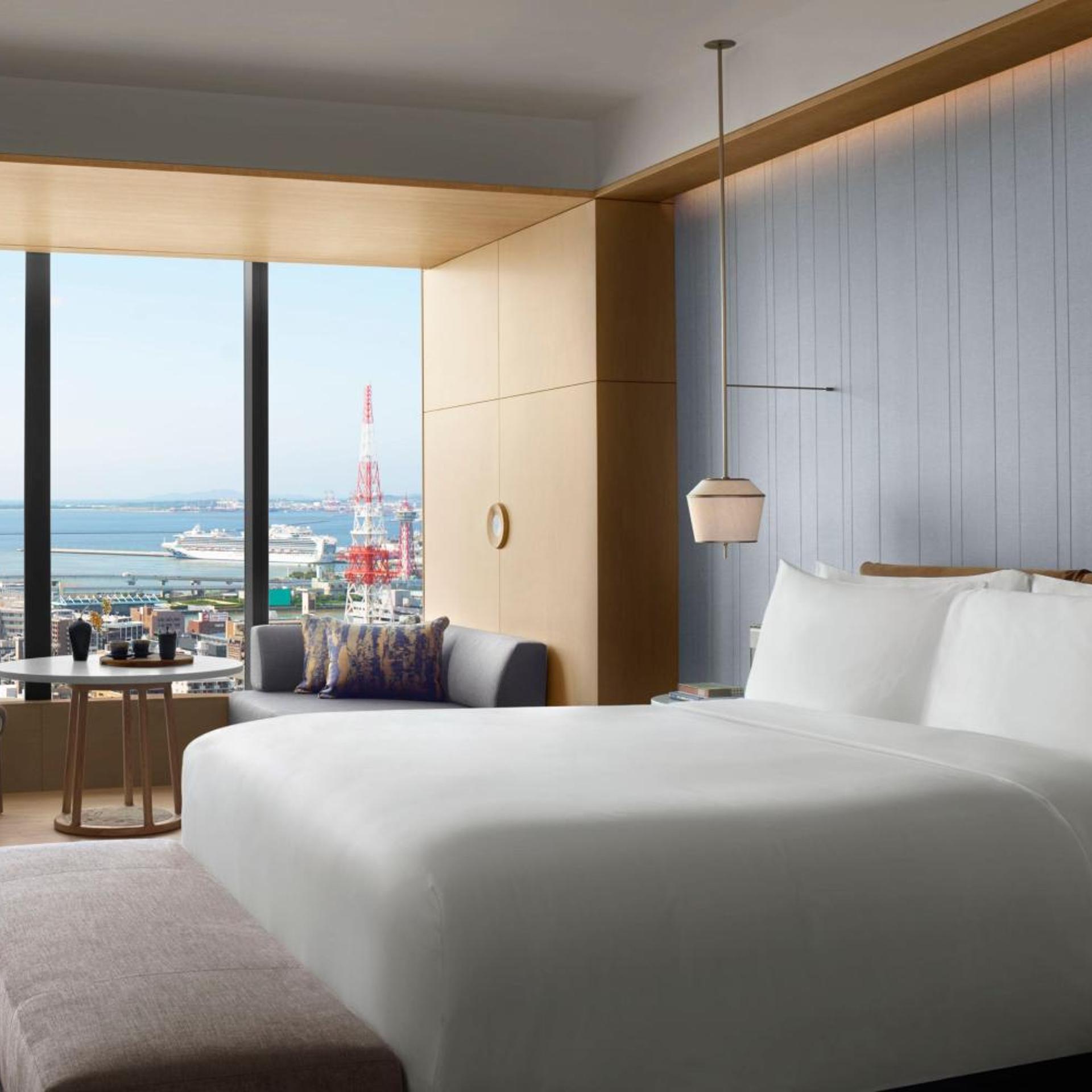 Guest Room, King Bed, Bay View, Club Floor