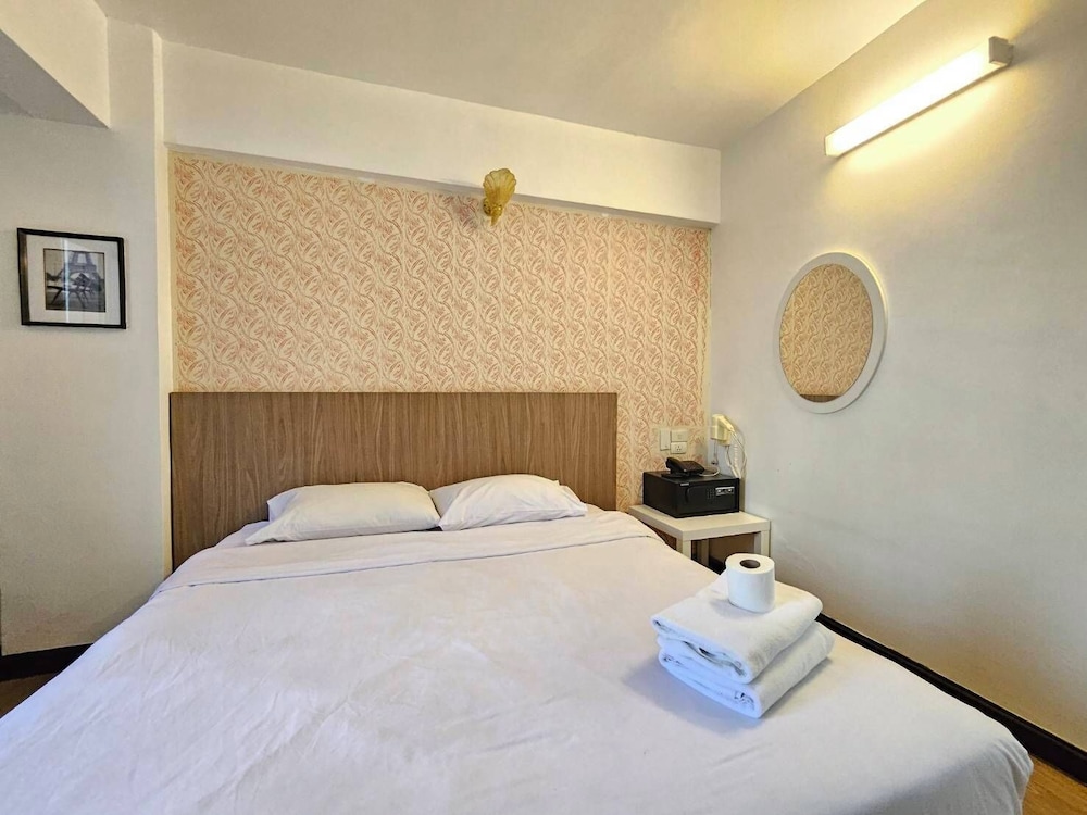 OYO 299 Crown BTS Nana Hotel 23/43
