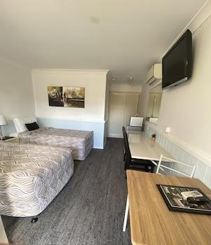 Downstairs, King and Twin Beds