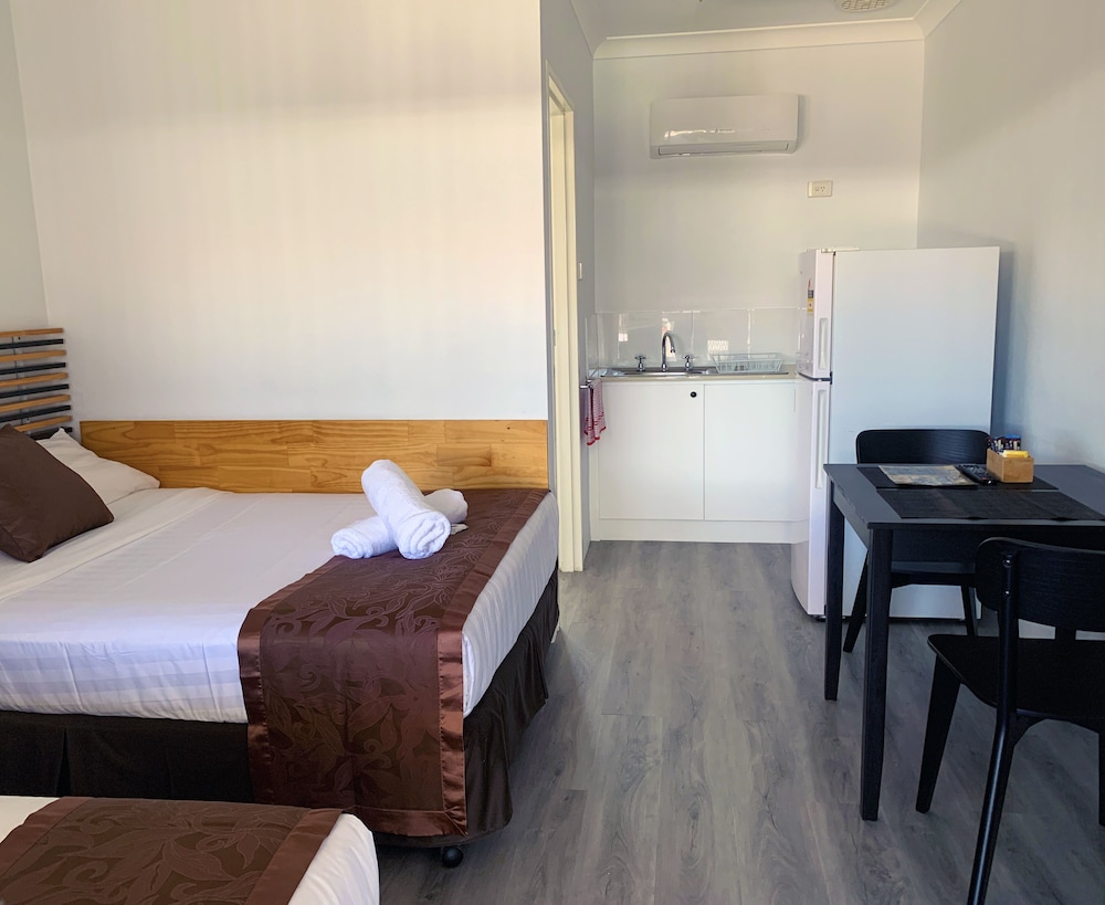 Baths Motel 10/33