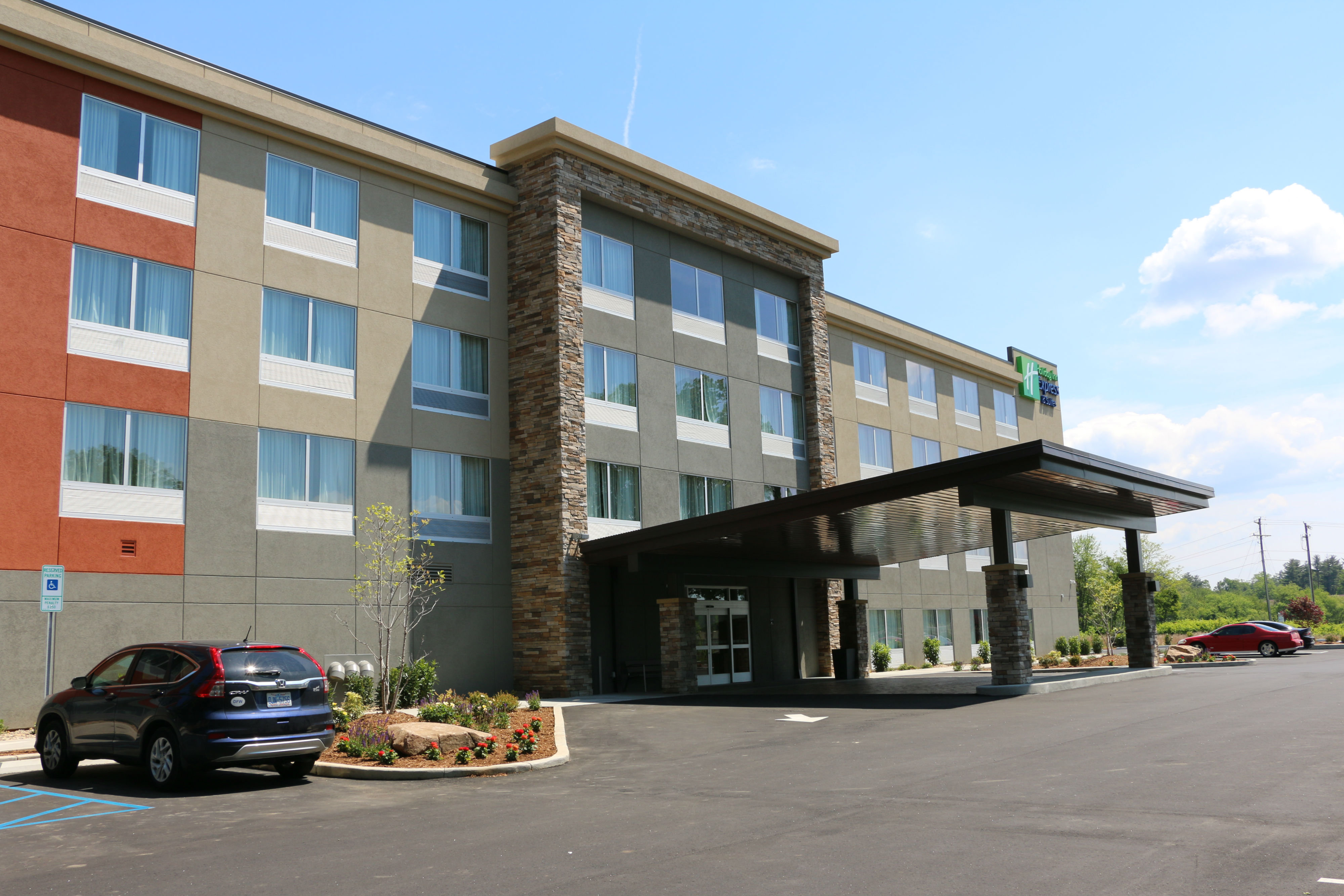 HOLIDAY INN EXPRESS & SUITES HENDERSONVILLE SE - FLAT ROCK 49/52