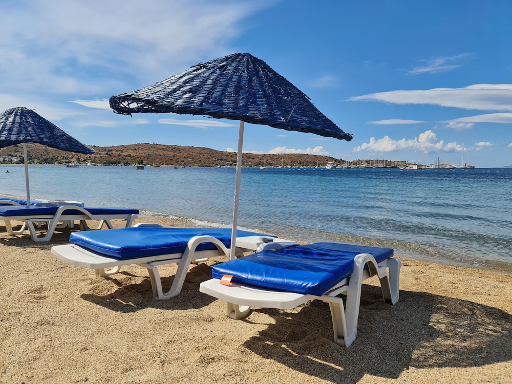 Nagi Beach Hotel 62/70
