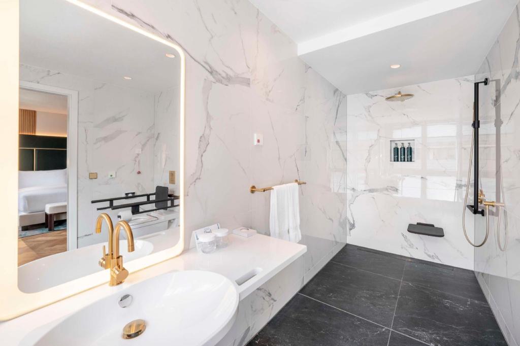 Residence, King Bed, City or Courtyard View, Kitchenette, Accessible