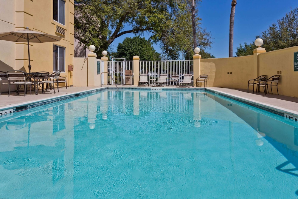 La Quinta Inn & Suites by Wyndham Lakeland East 3/37
