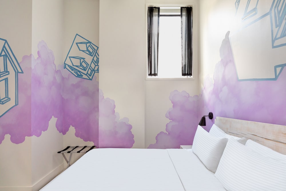 Quirk Hotel 18/85