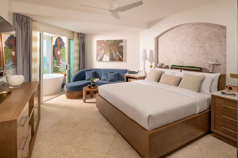 King Bed, Ocean View, Balcony, Club Floor