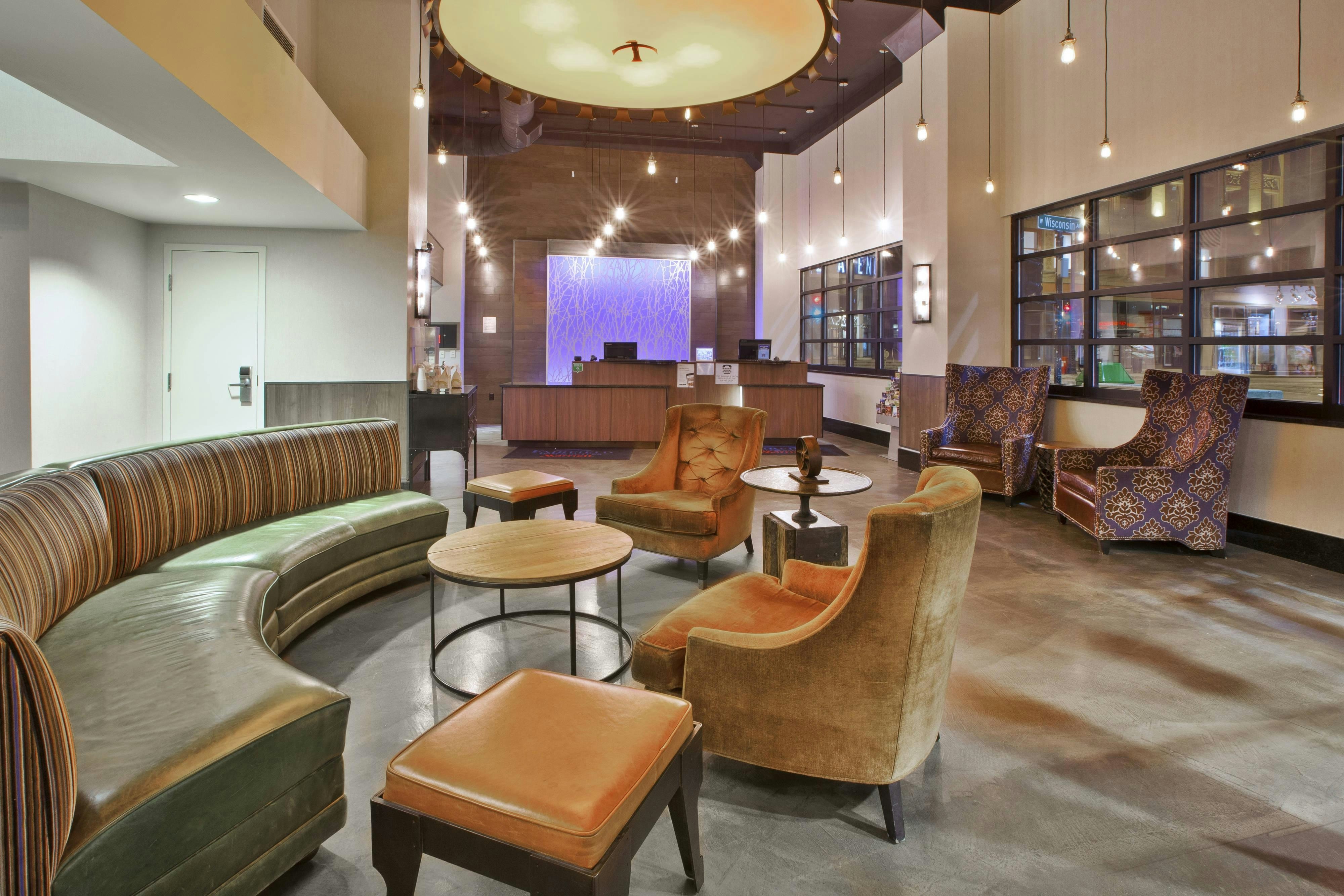 Fairfield Inn Suites Milwaukee Downtown 2/10