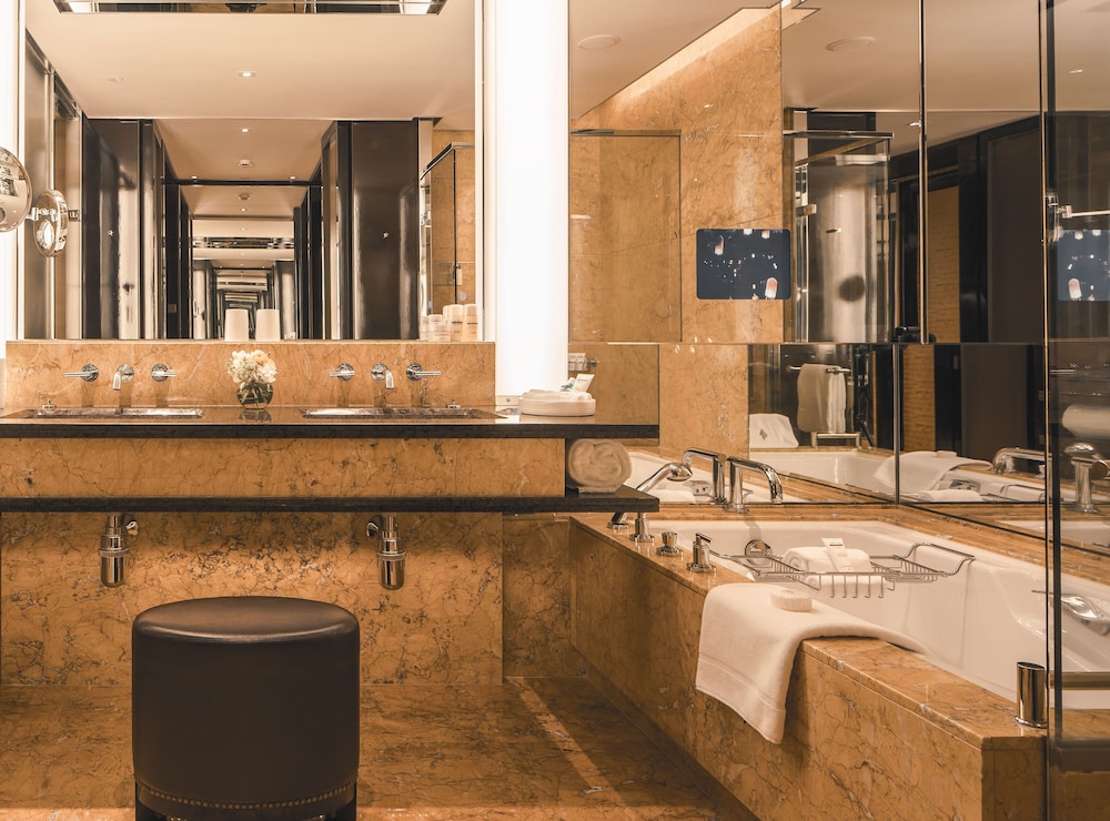 Four Seasons Hotel Hong Kong 62/76