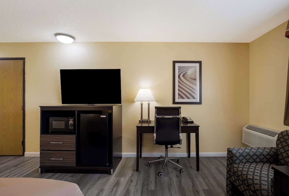 Quality Inn and Suites Medford Airport 44/51