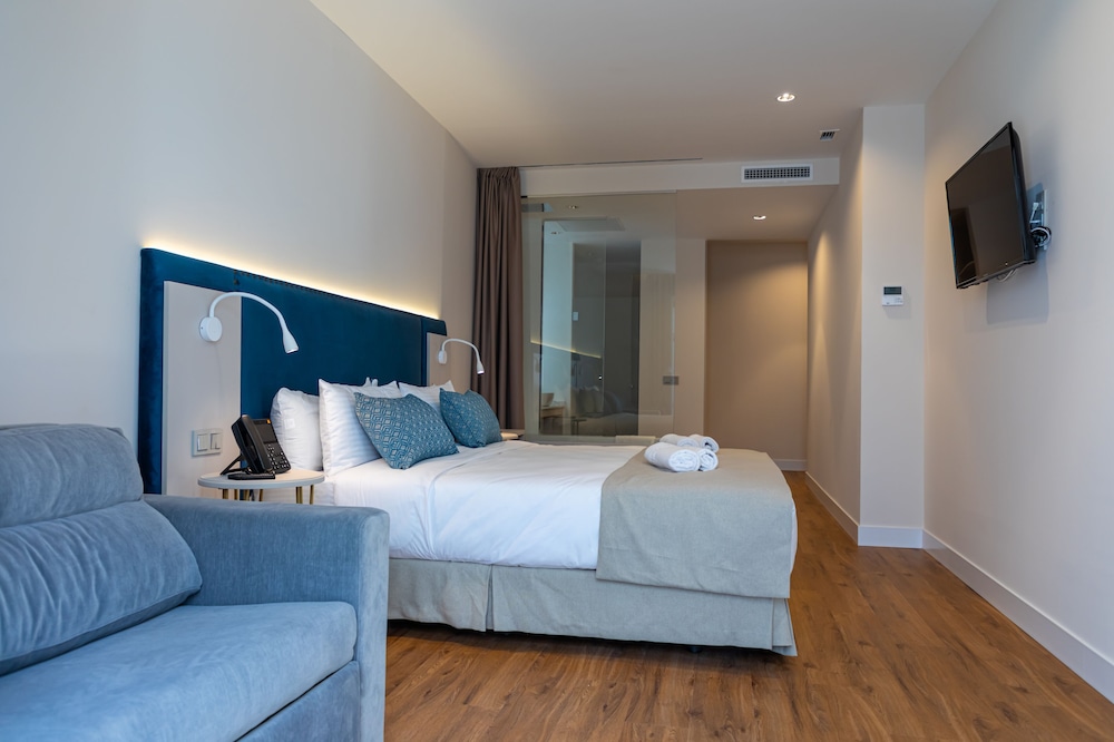 ROOM, DOUBLE BED