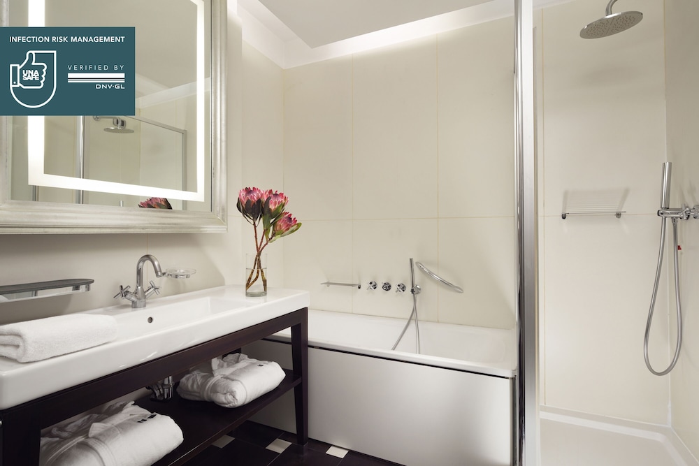 Unahotels Cusani Milan 6/69