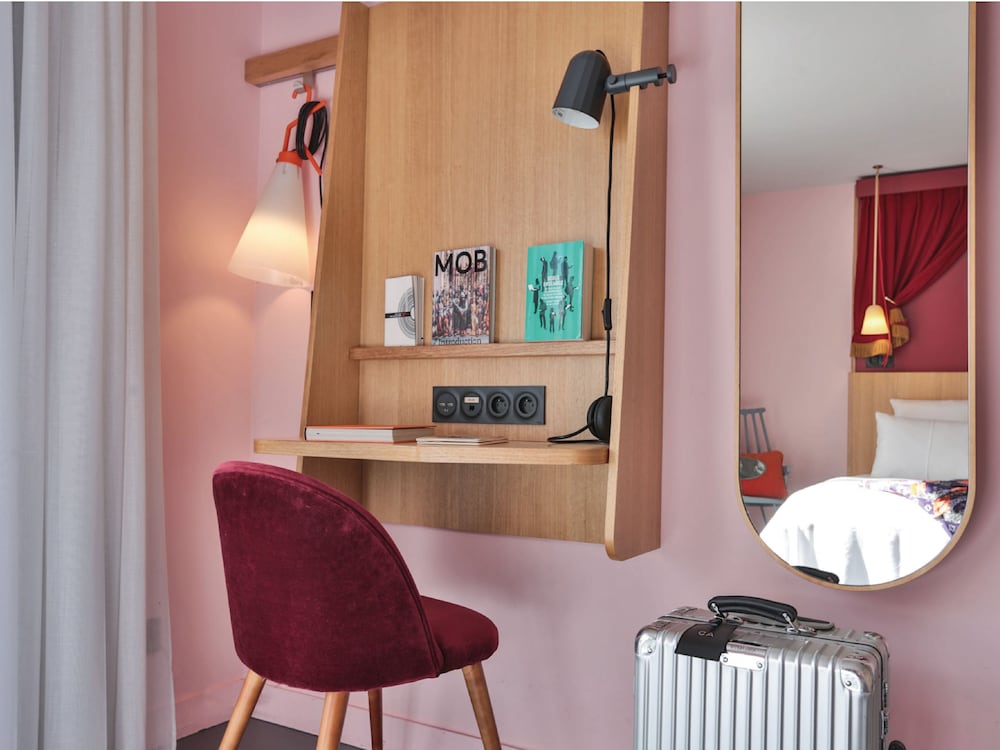 Mob Hotel Paris Les Puces 52/65
