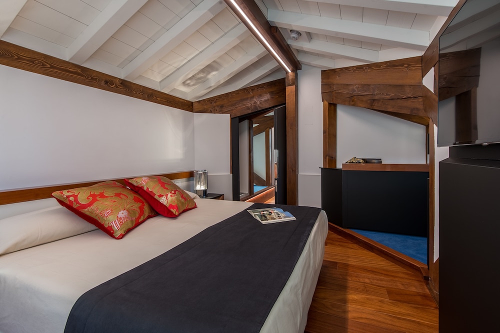 Luxury, Apartment, Double Bed, Canal View, Sofa