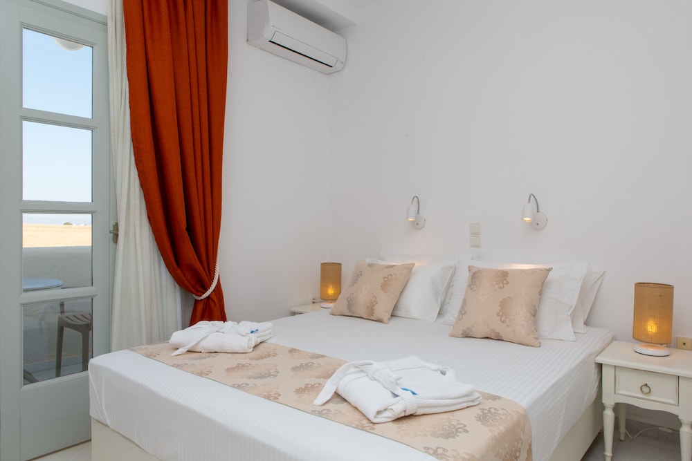 ROOM, DOUBLE BED