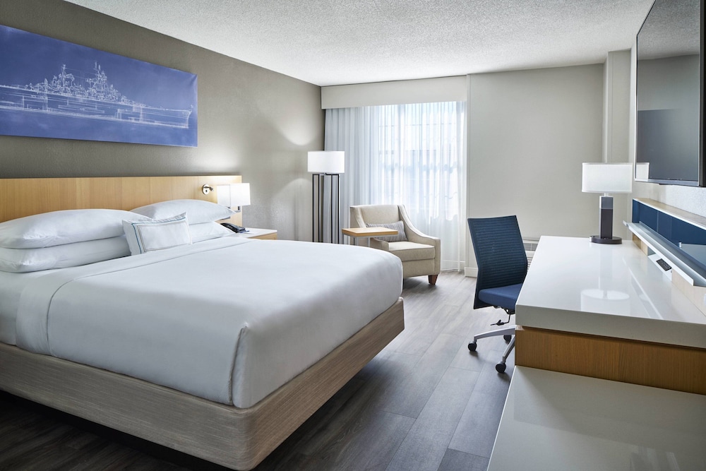 ROOM, KING BED