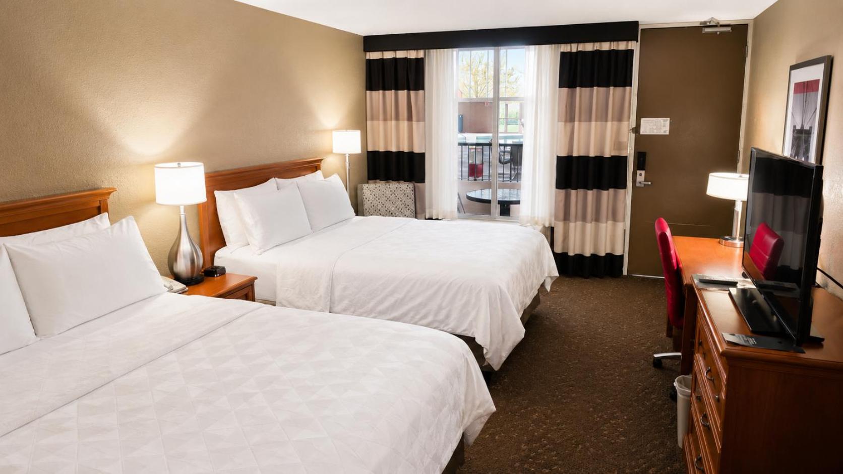Room, 2 Queen Beds, Side Pool View