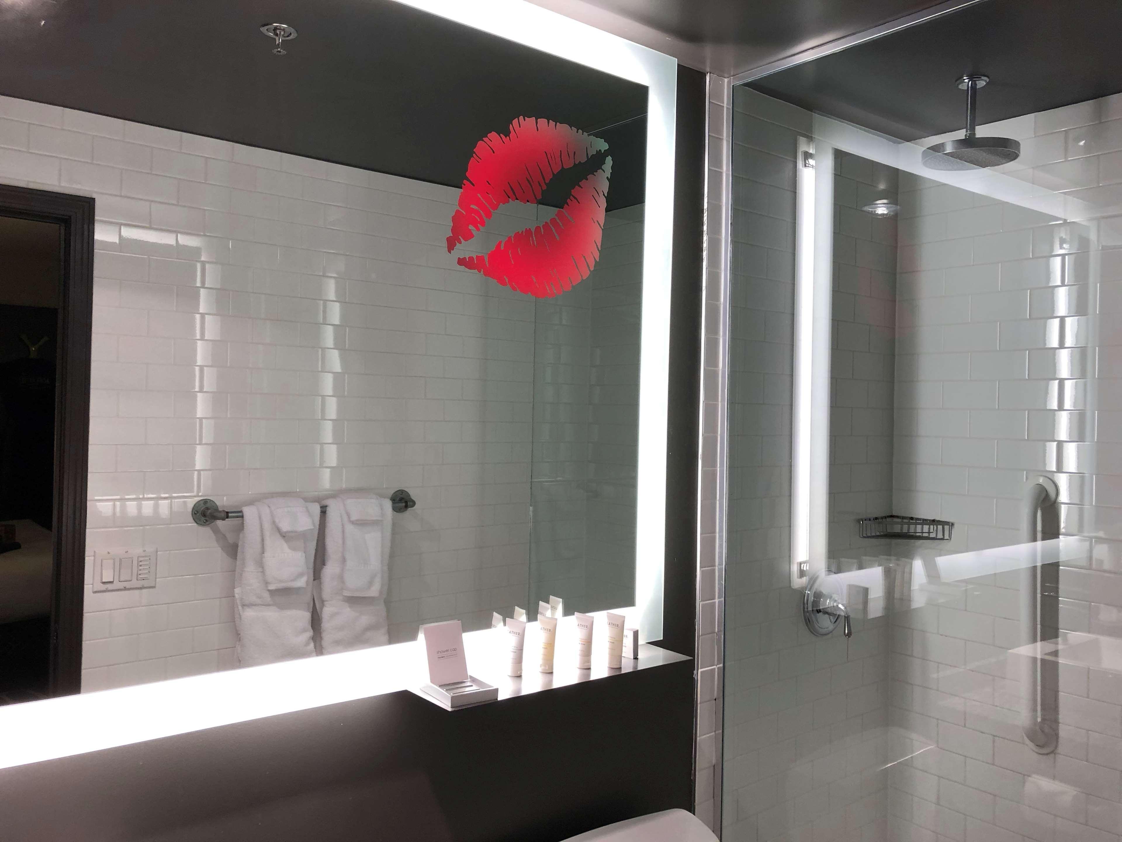 غرفة قياسية بسرير مزدوج، ACME Hotel Chicago, Outset Collection by Hilton 2/2