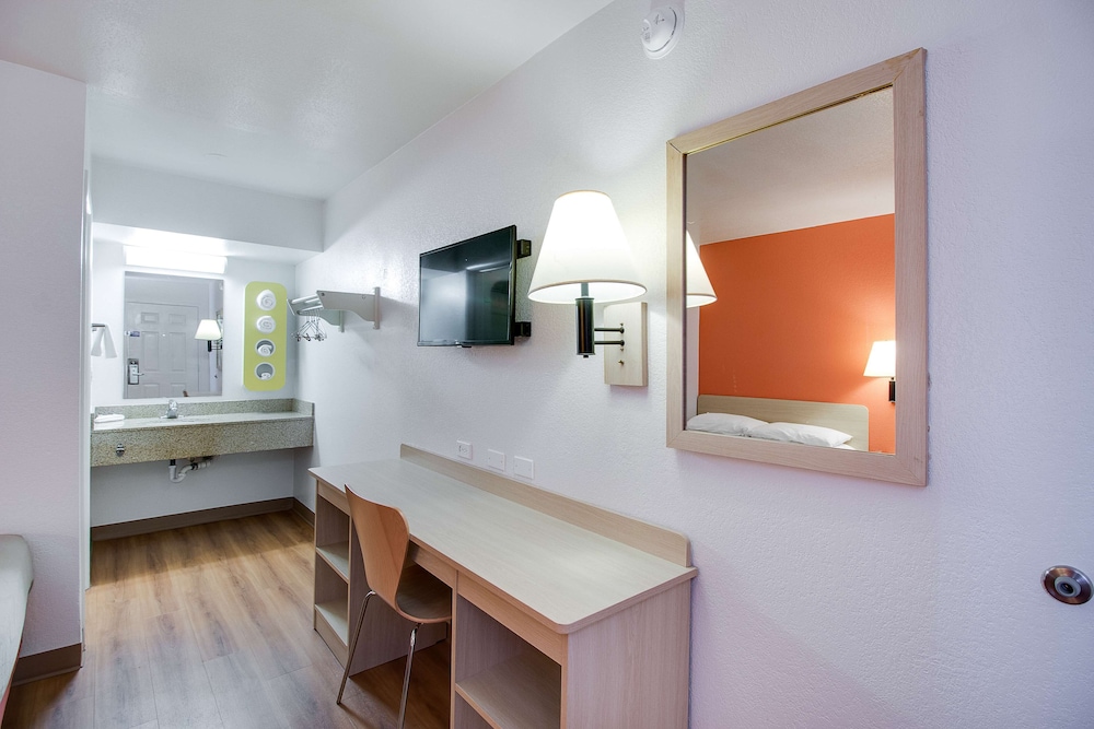 Motel6 Phoenix, AZ - East 28/28