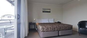 STUDIO, QUEEN BED, KITCHENETTE