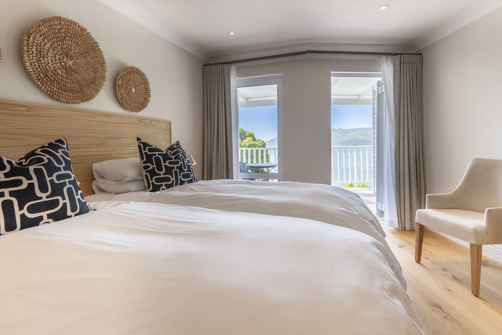 SUPERIOR, TWIN BEDS, LAGOON VIEW