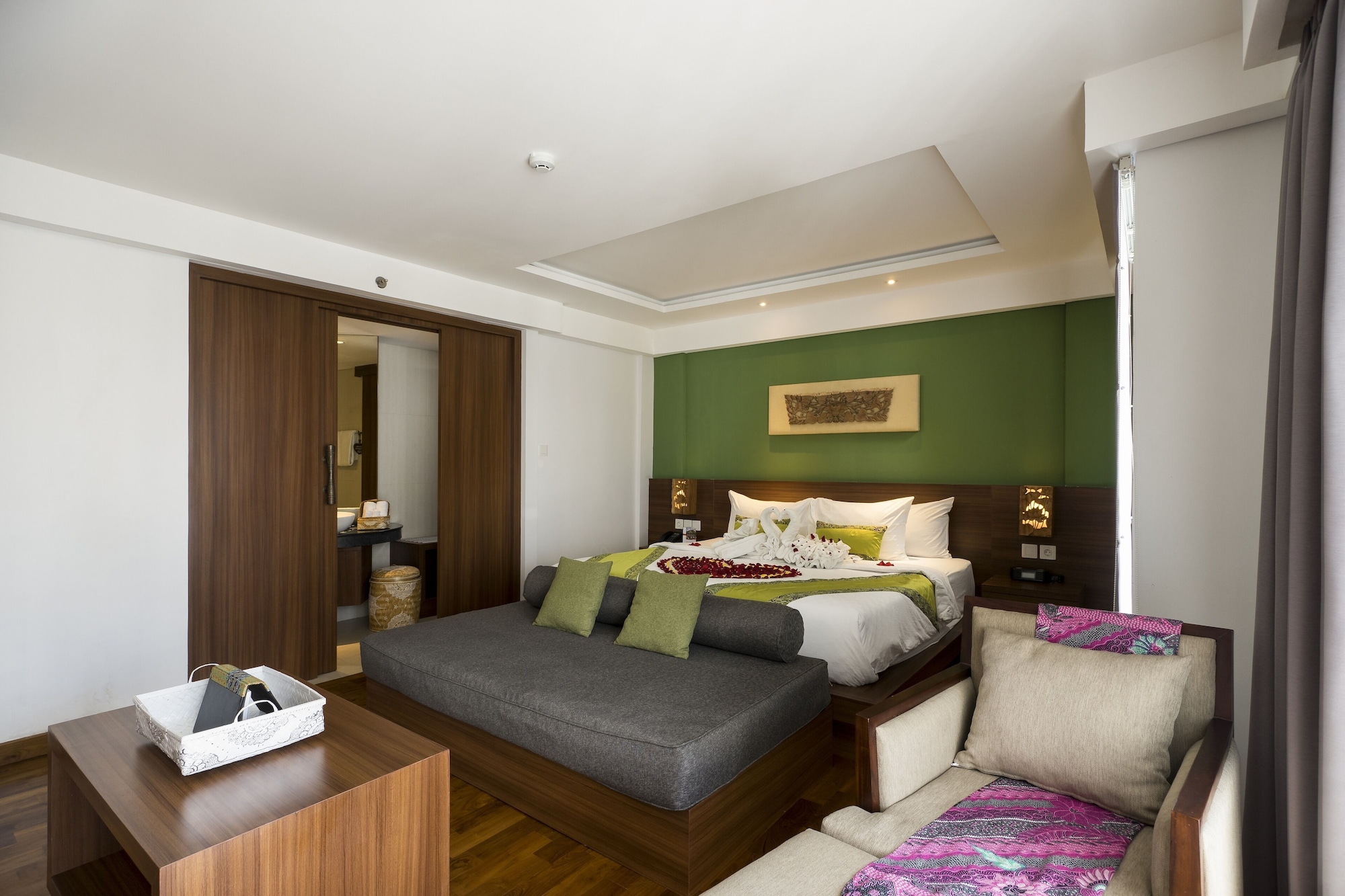 EXECUTIVE, SUITE