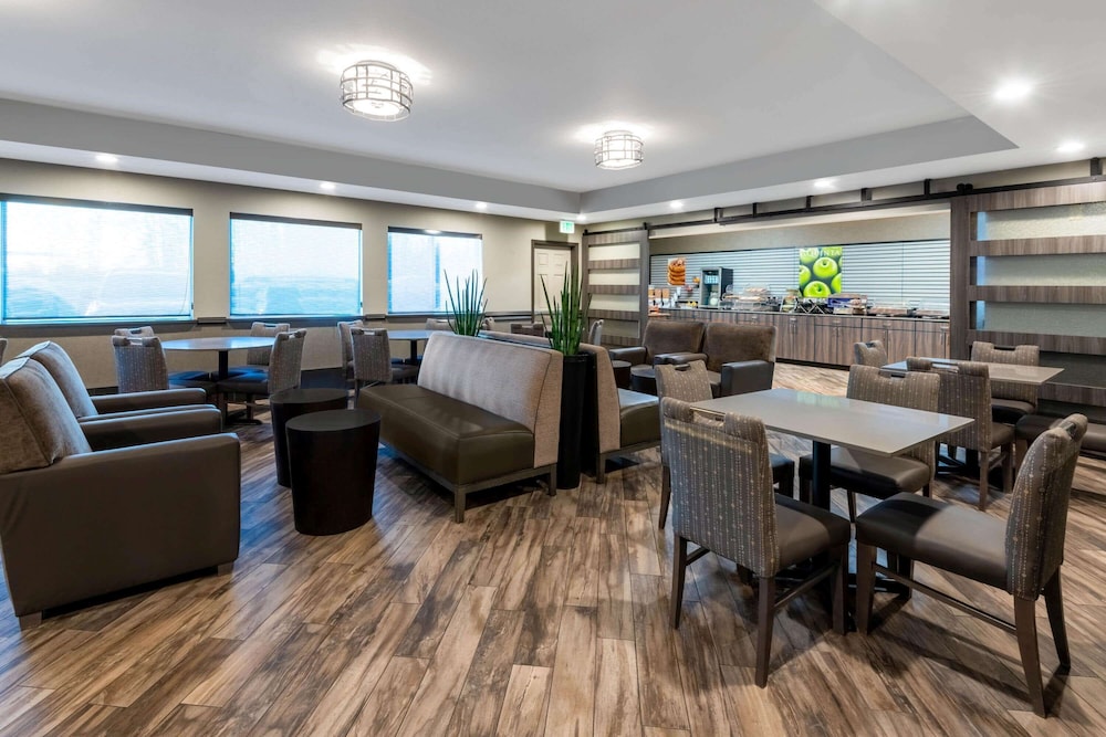 La Quinta Inn & Suites by Wyndham Fairbanks Airport 40/50