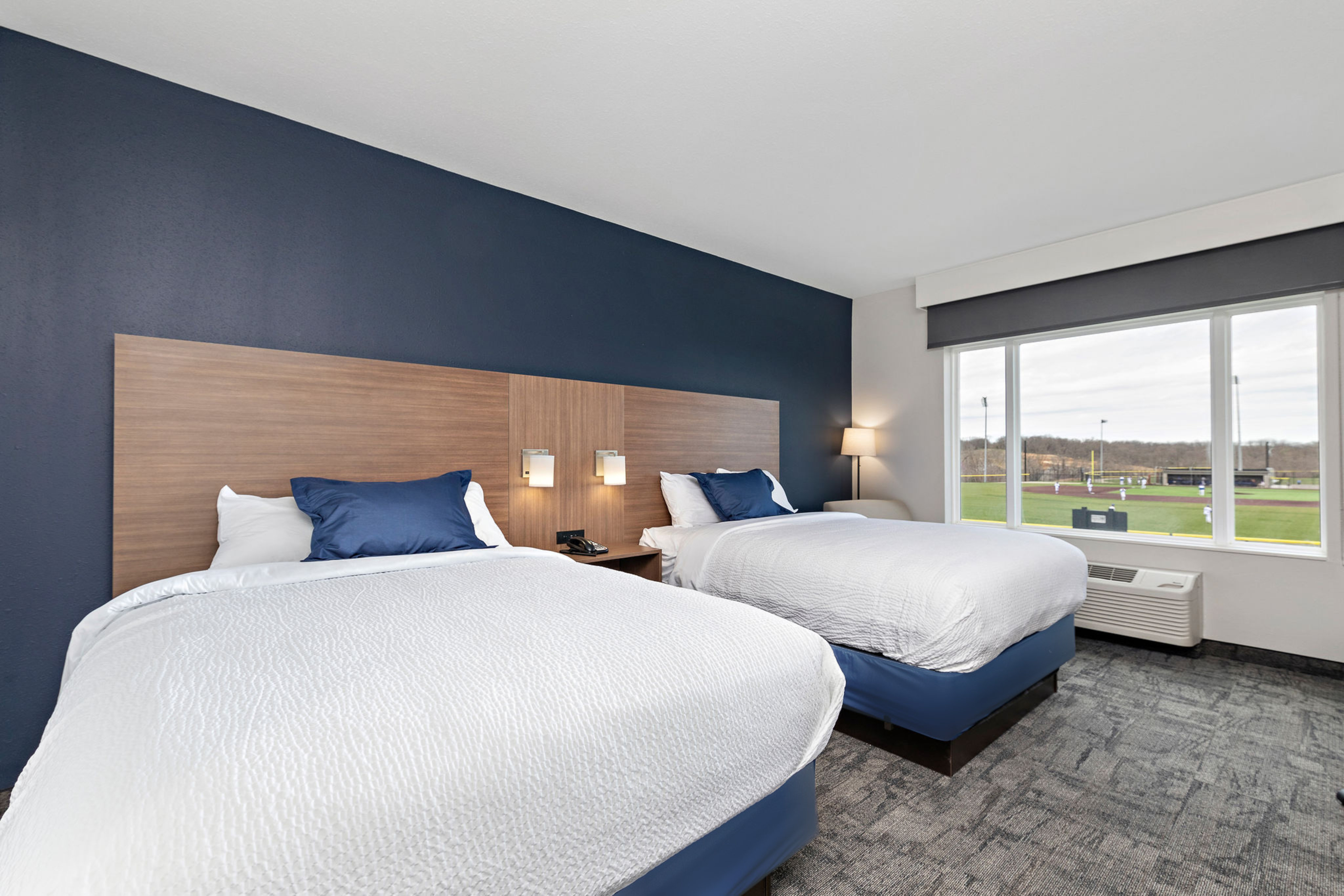 Holiday Inn Express Kansas City North Parkville, an IHG Hotel 11/50