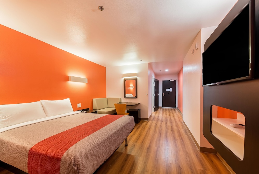 STANDARD, QUEEN BED, SMOKING, ACCESSIBLE