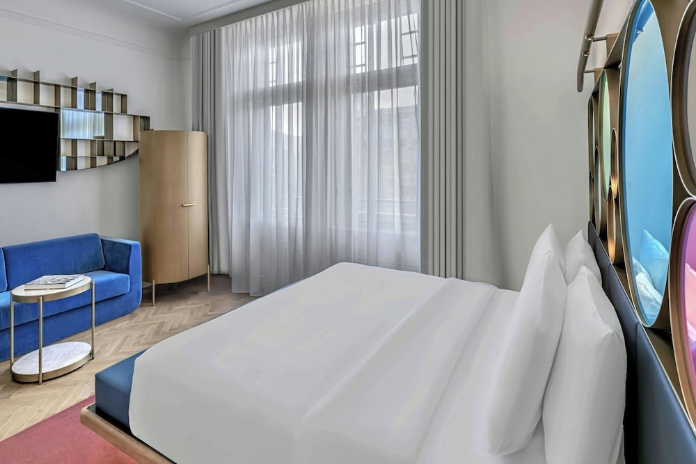 Cool, King Bed, City View, Corner