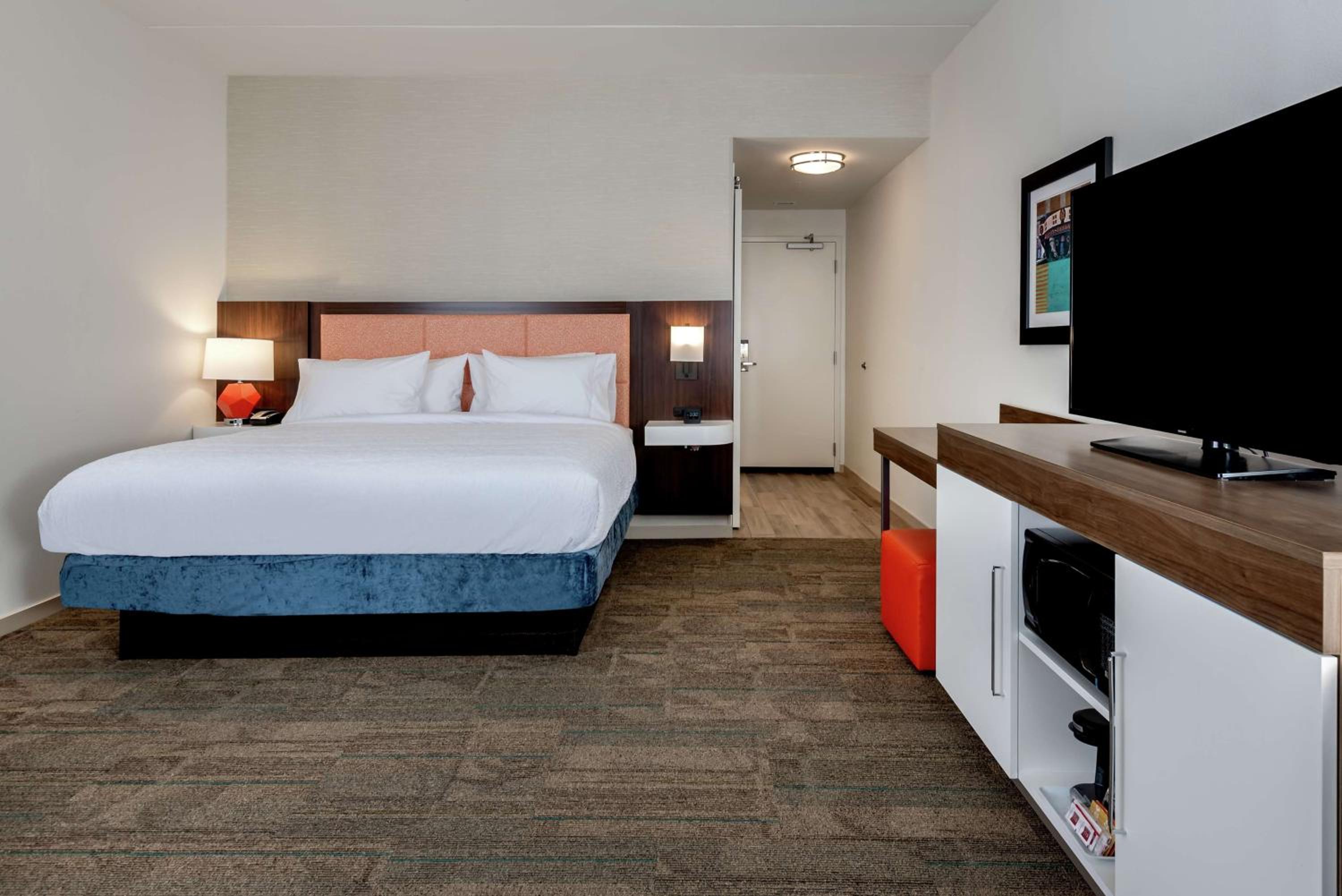 STUDIO, SUITE, KING BED