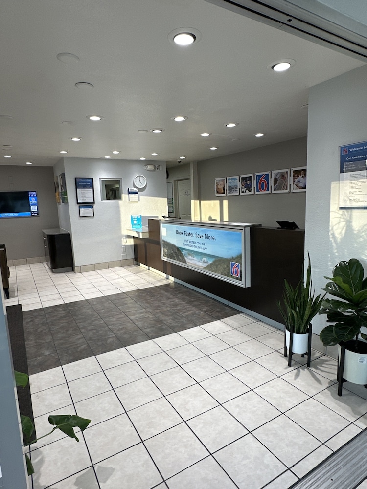 Motel6 San Diego Hotel Circle Mission Valley 12/61