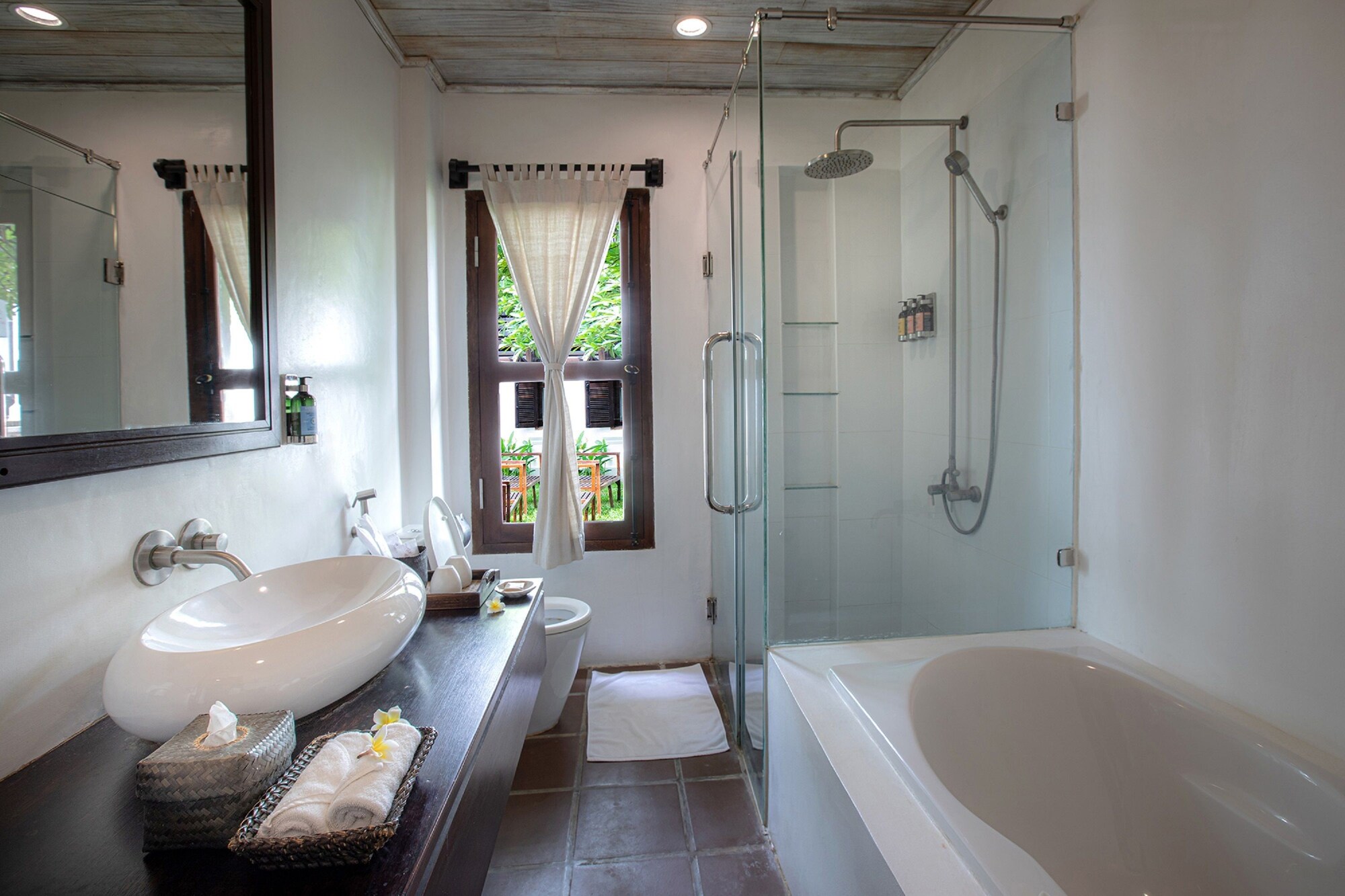 Victoria, Suite, King Bed, Garden View 4/7