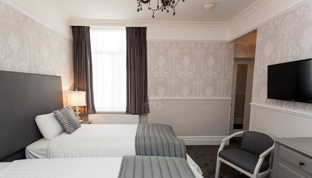 ROOM, TWIN BEDS