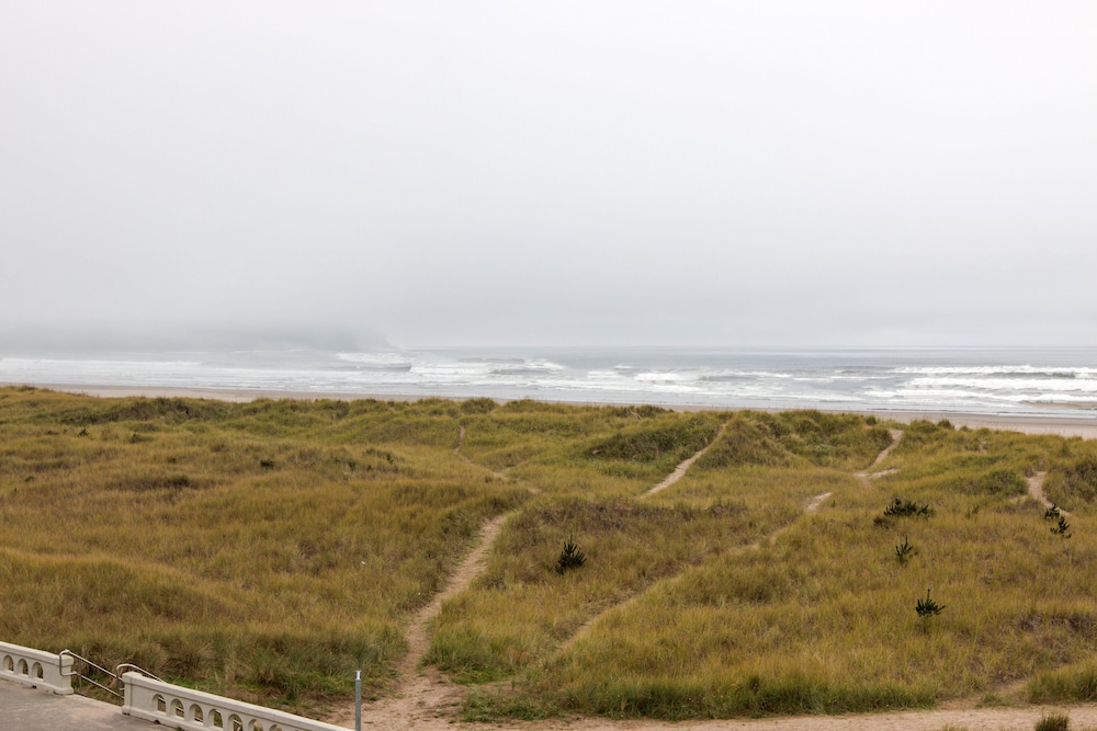 Hi Tide Oceanfront Inn 40/52