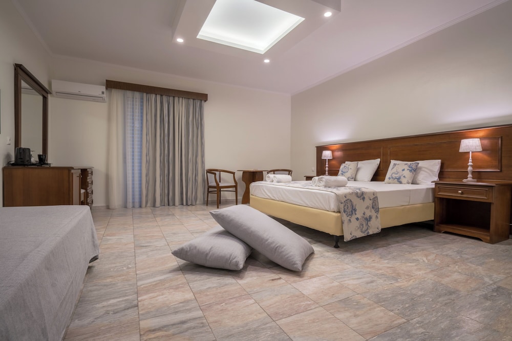 Swim Up, Premium, Queen and Twin Beds
