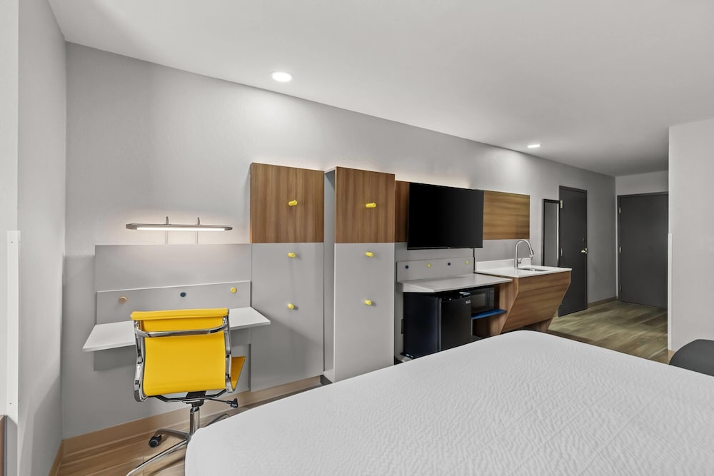 SUITE, KING BED, ACCESSIBLE