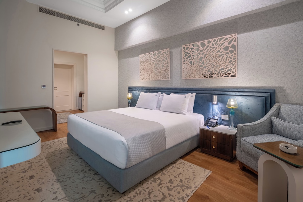 EXECUTIVE, SUITE, GARDEN VIEW