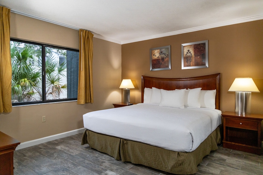 2 BEDROOMS, SUITE