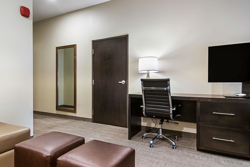 Comfort Suites Wooster near University Campus 49/54