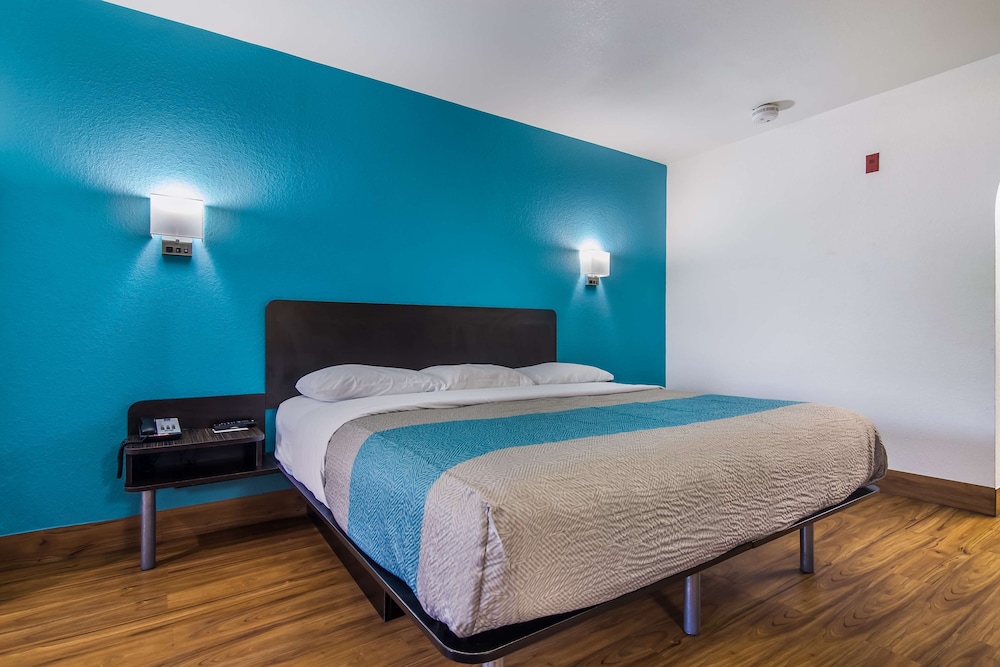 Motel6 Pensacola, FL - NAS 19/35