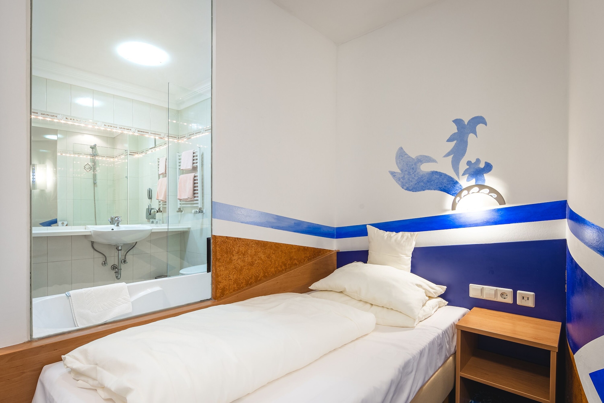 DELUXE, SINGLE, SINGLE BED