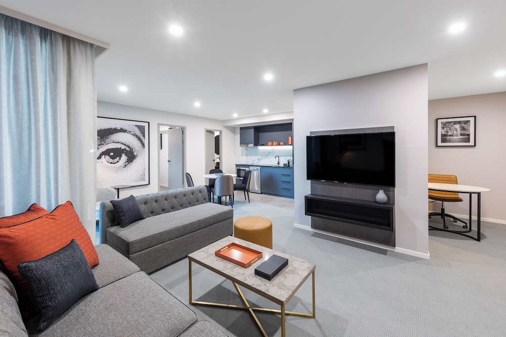 Deco Hotel Canberra 11/28