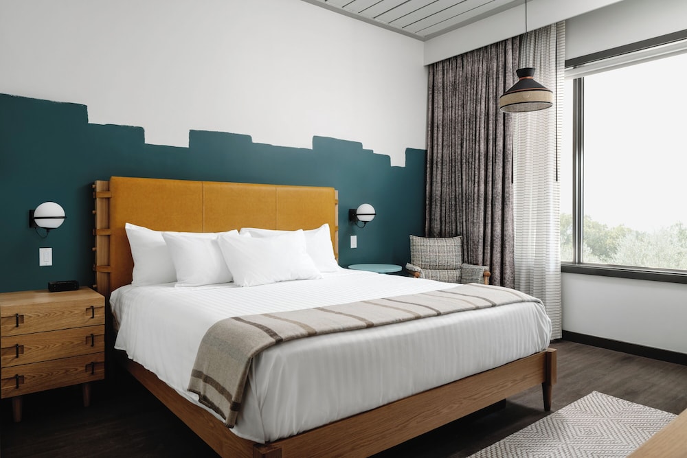 VIOLET CROWN, SUITE, ACCESSIBLE