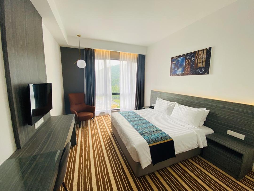 Deluxe, Partial Sea View