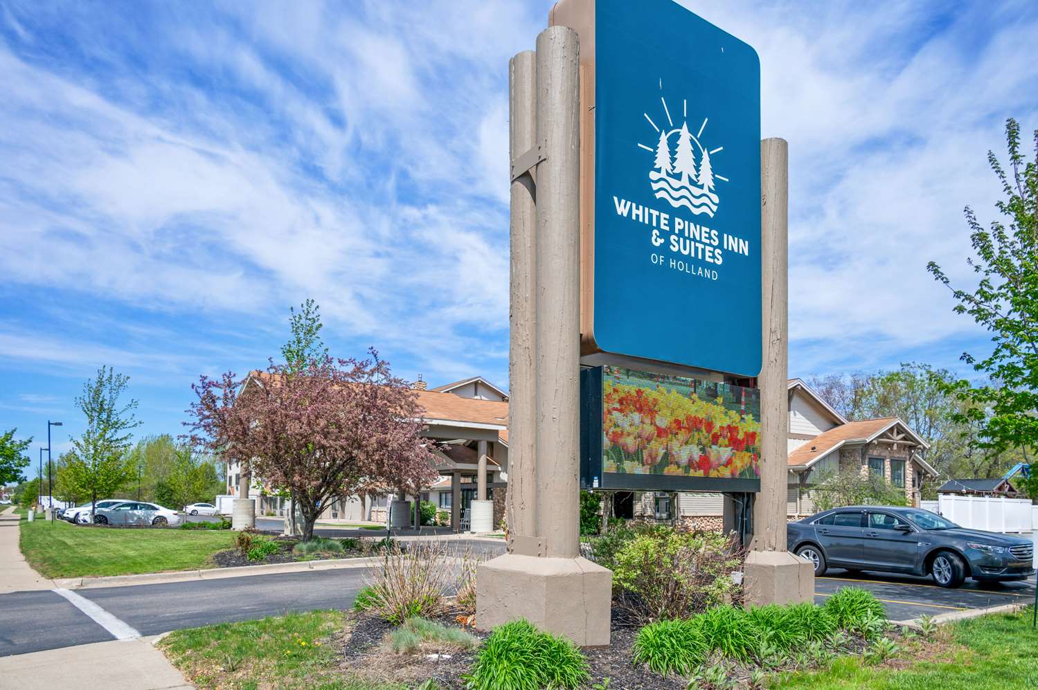 White Pines Inn & Suites of Holland 2/48
