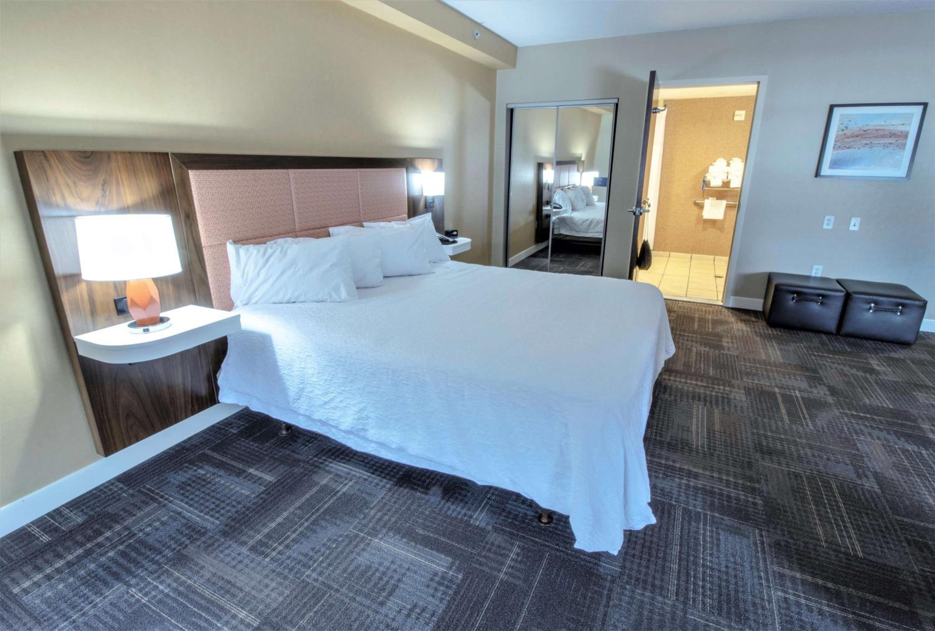 استوديو بسرير كينج مع أريكة لذوي الإعاقة، Hampton Inn Suites Chesapeake Battlefield Boulevard 2/4