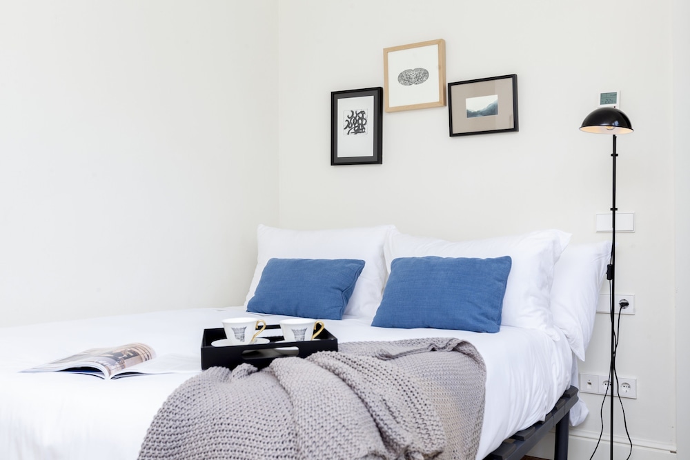 2 BEDROOMS, SUITE, TERRACE