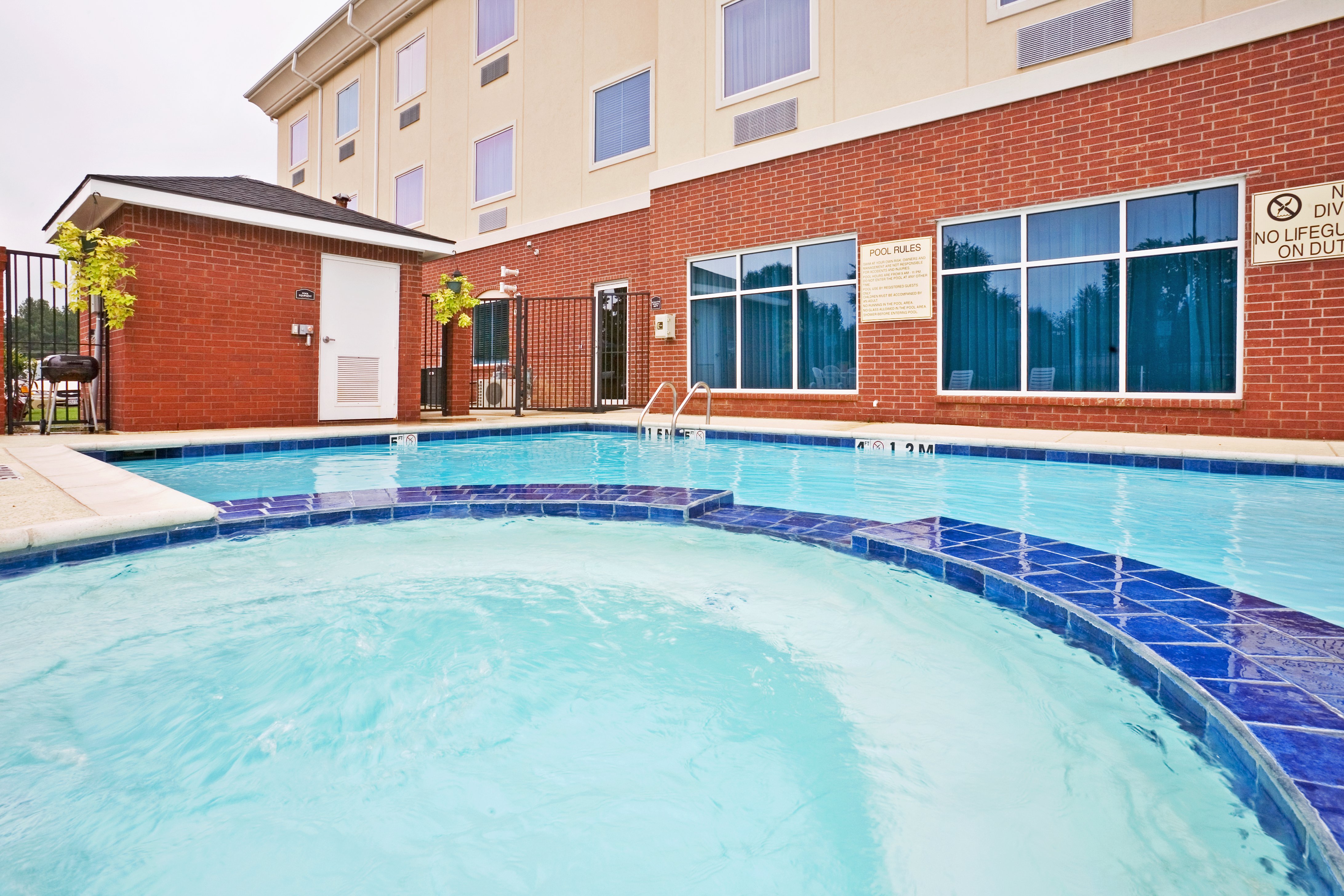 Holiday Inn Express Suites New Boston 7/51