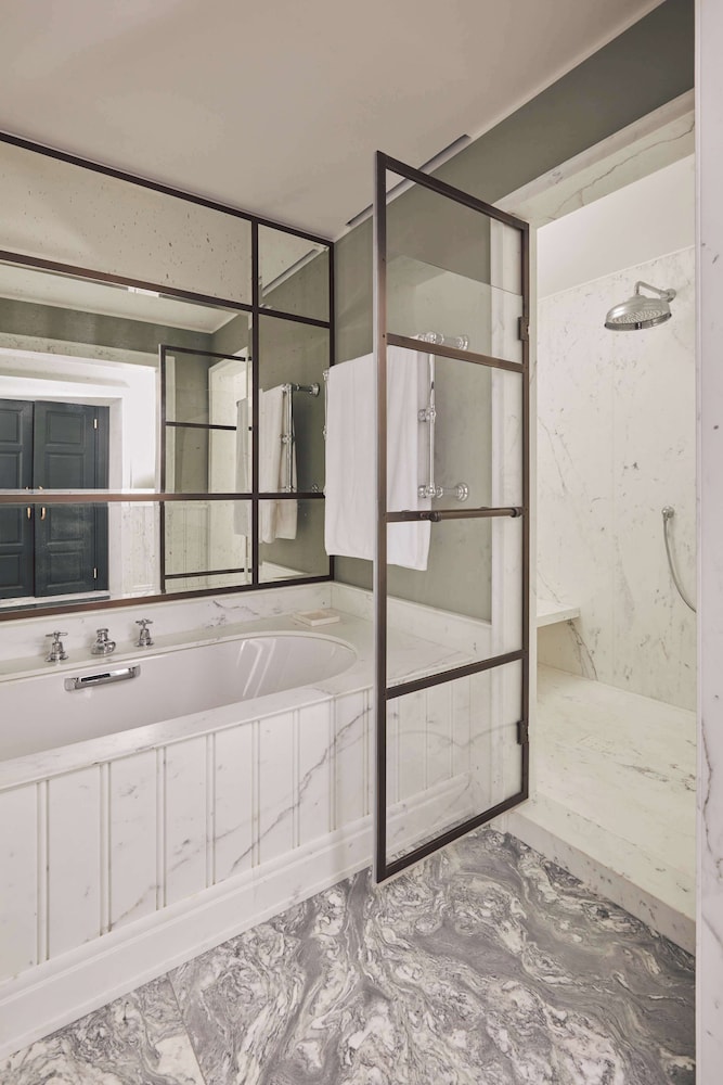 جناح بريميوم جونيور بسرير كينج، Villa San Michele A Belmond Hotel Florence 3/4