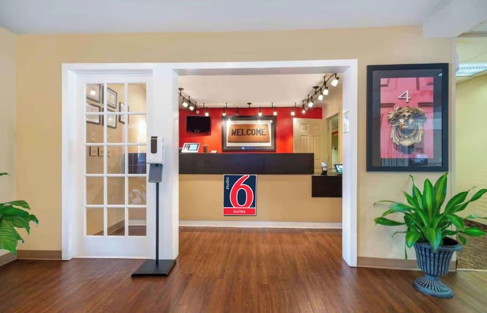 Studio 6 Corporate Extended Stay Philadelphia Malvern Swedesford Rd. PA 7/56
